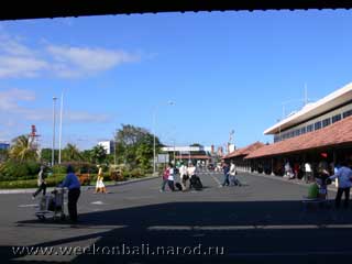 Бали.Аэропорт Денпасар Ngurah Rai Bali International снаружи.[jpeg.320x240x9.39KB]