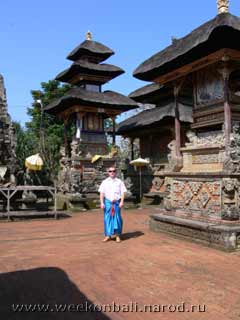 Бали.Храм.Я в саронге на фоне пагоды.[jpeg.240x320x12.2KB]