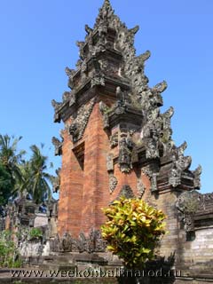 Бали.Храм.Каменный орнамент на воротах.[jpeg.240x320x16.8KB]