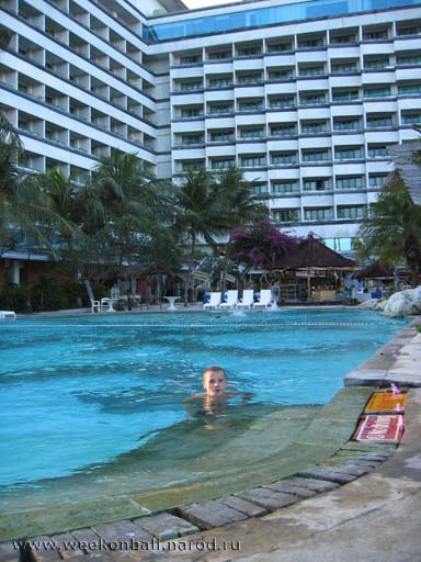 Бали.Бассейн во дворе отеля Inna Grand Bali Beach Hotel.[jpeg.384x512x60.7KB]
