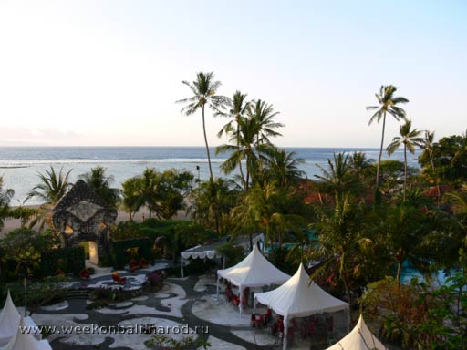 Бали.Двор гостиницы Inna Grand Bali Beach Hotel в лучах рассвета.[jpeg.512x384x30.0Kb]